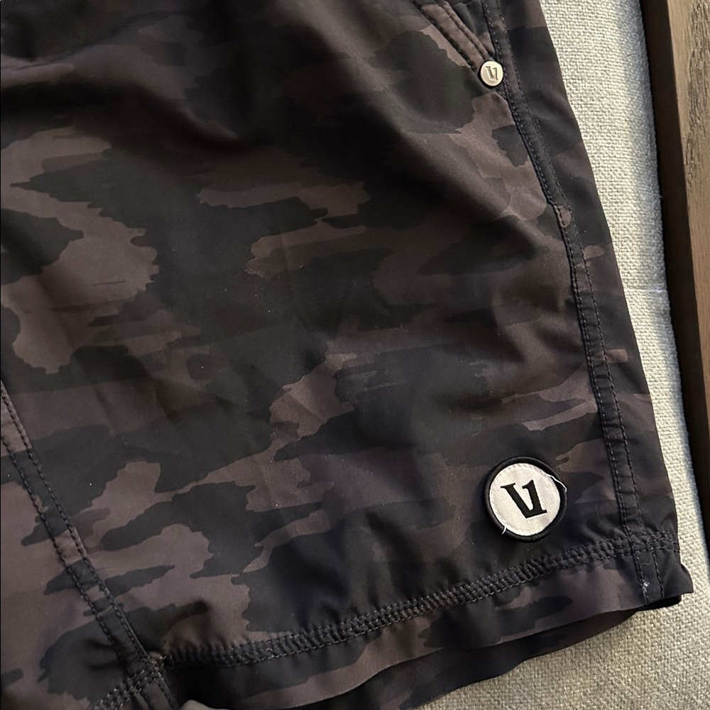 Vuori Kore Lined Camo Shorts 8” Size XS - Picture 2 of 7